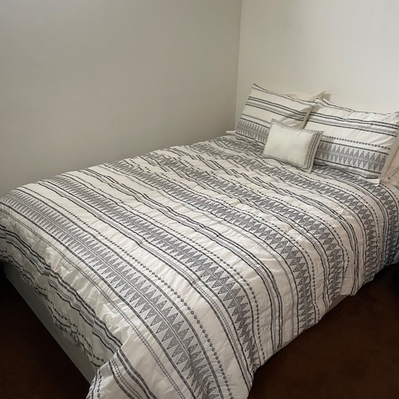 TRADED-Threshold Geometric Tribal Bedspread Set - Picture 2 of 6